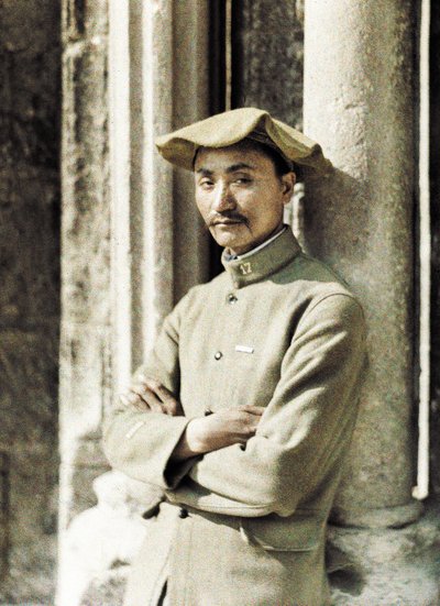 西部戦線のインドシナ出身の労働者、ソワソン、アイヌ、フランス、1917年（オートクローム） 作： Fernand Cuville